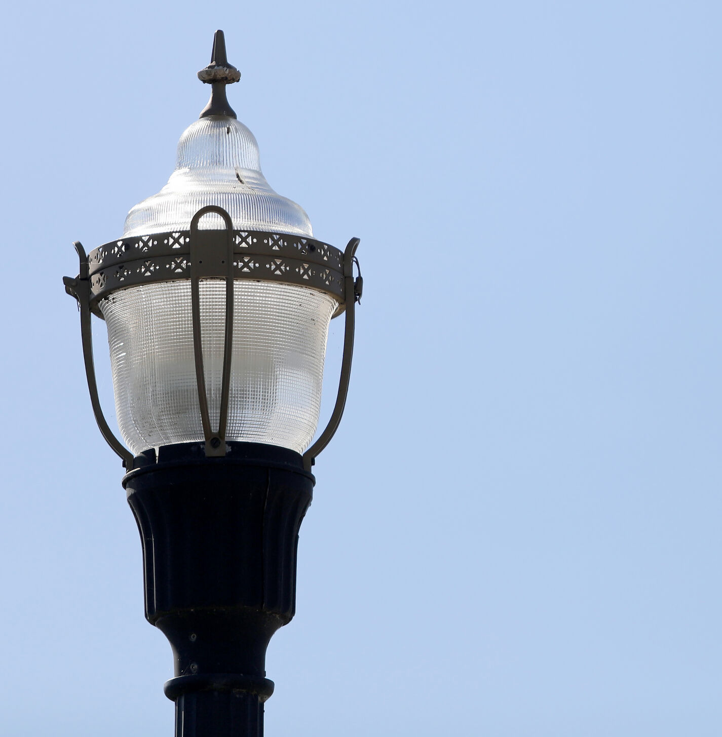 1126 CF light pole_JM02.JPG